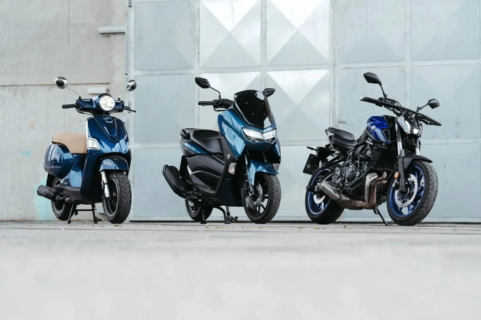 Ein Motorroller, ein Großroller und ein Motorrad der Fahrschule Mayer